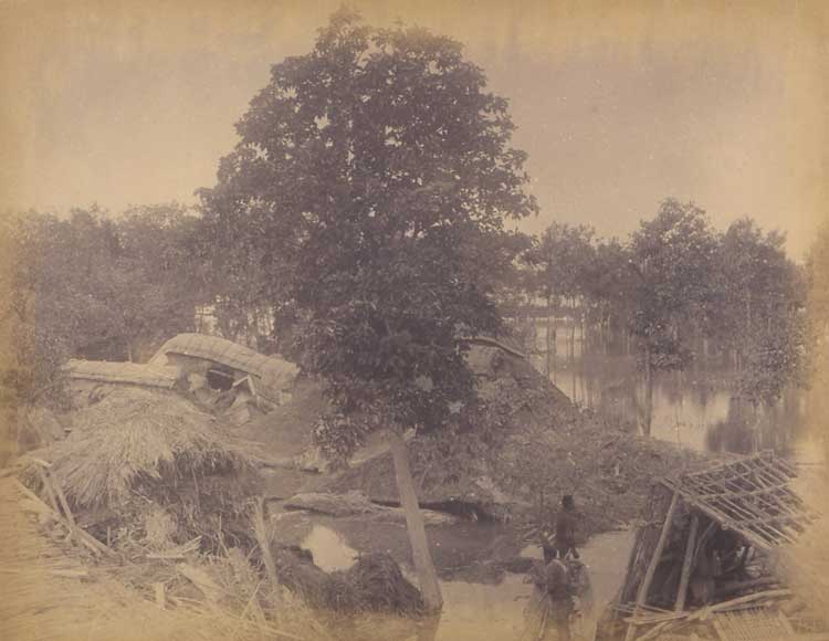 3．明治29年信濃川大洪水 3－8：刈谷田川左岸 南蒲原郡三沼村（中之島町）大字小沼地内における潰家の惨状（出水後23日）