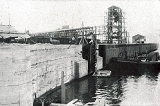 青森第二渡船場渡船橋 跨線橋鐵骨並に防舷材取付状況
